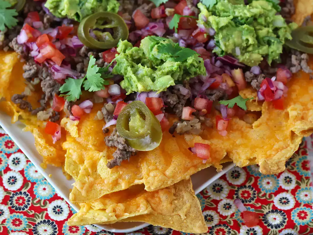 Garnished nachos perfect for an aperitif dinner!