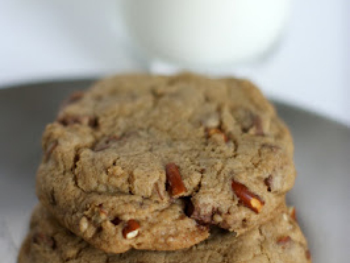 Ghirardelli LUXE Milk Chocolate Crisp Pretzel Cookies