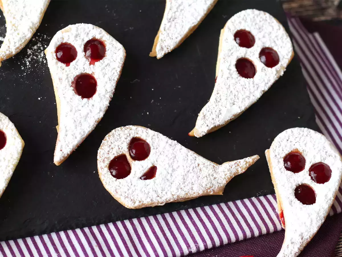 Ghost cookies: the easiest and funniest Halloween recipe to make with children