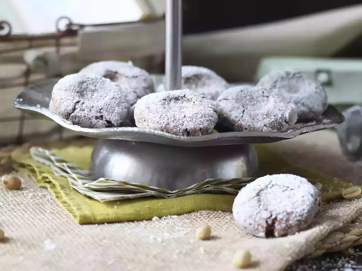 Ghriba almond and coconut cookies, a classic of Moroccan pastry making - photo 2