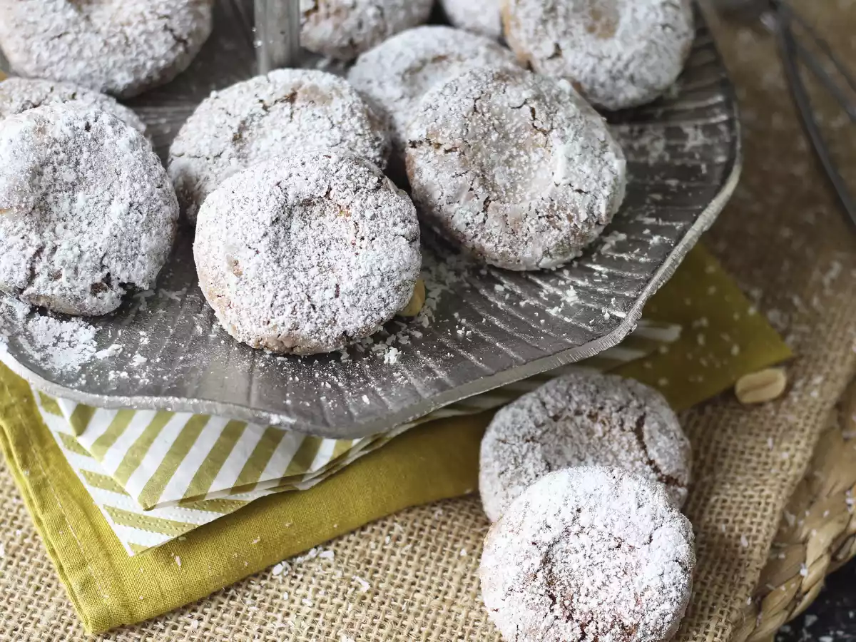 Ghriba almond and coconut cookies, a classic of Moroccan pastry making - photo 3
