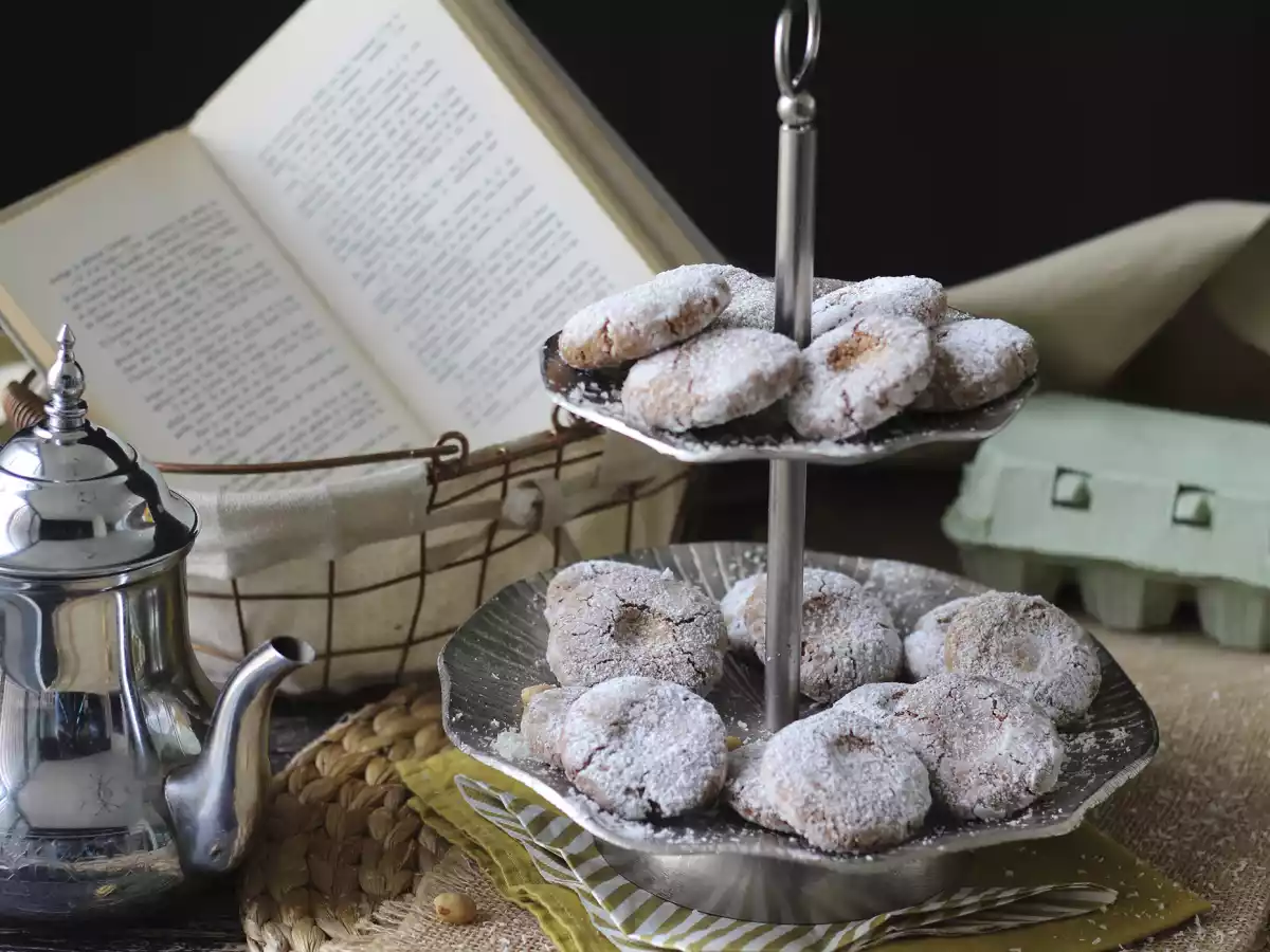Ghriba almond and coconut cookies, a classic of Moroccan pastry making - photo 4