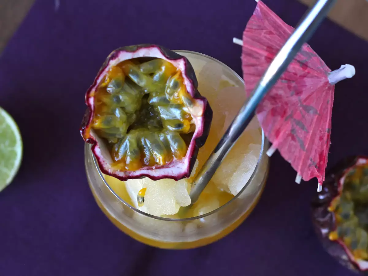 Gin and passion fruit slush cocktail: the perfect summer refreshment! - photo 3
