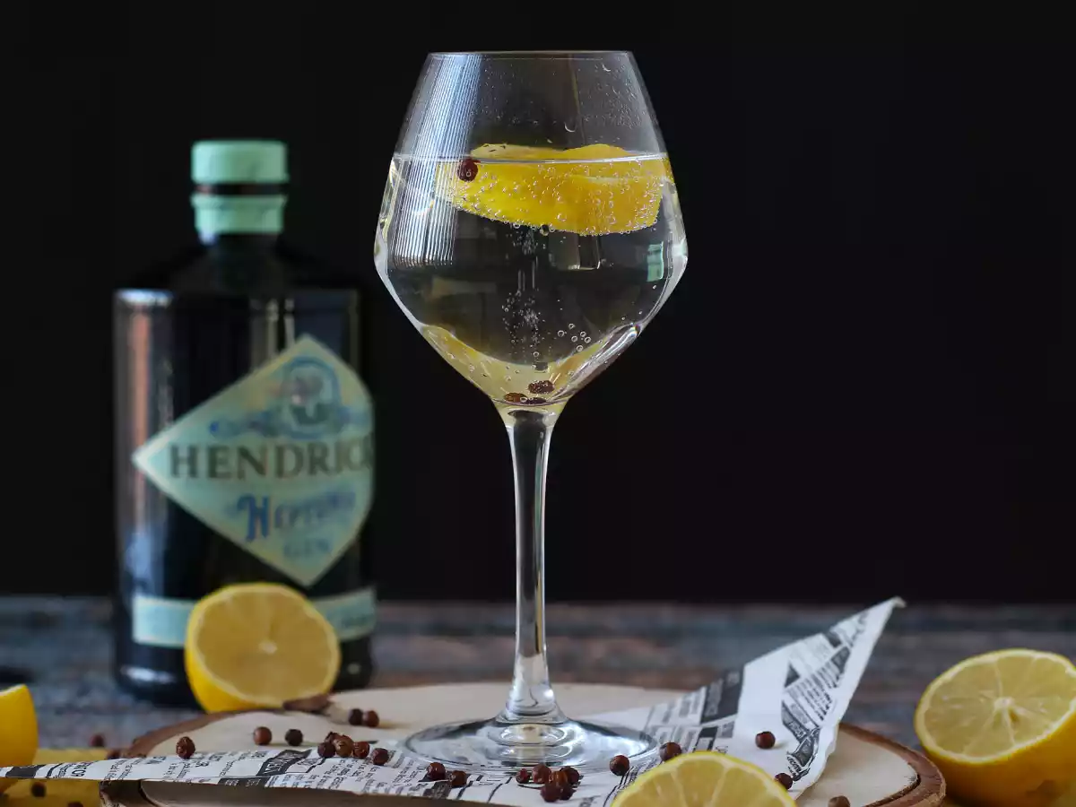 Gin tonic, easy and quick cocktail recipe