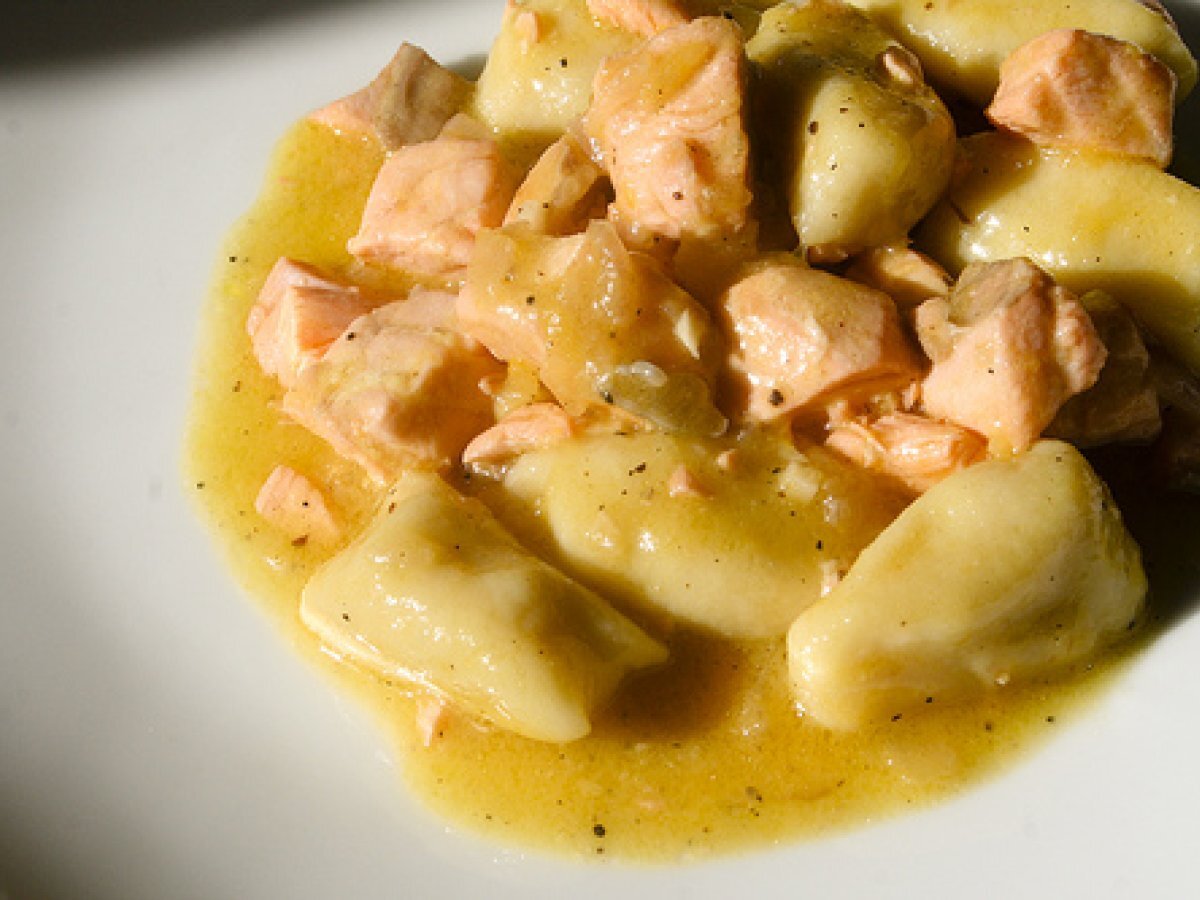 Gnocchi with fresh salmon and orange sauce
