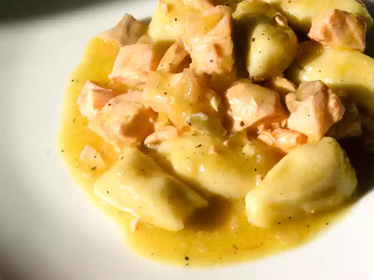 Gnocchi with fresh salmon and orange sauce