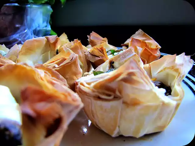 Goat cheese and mushrooms in phyllo cups