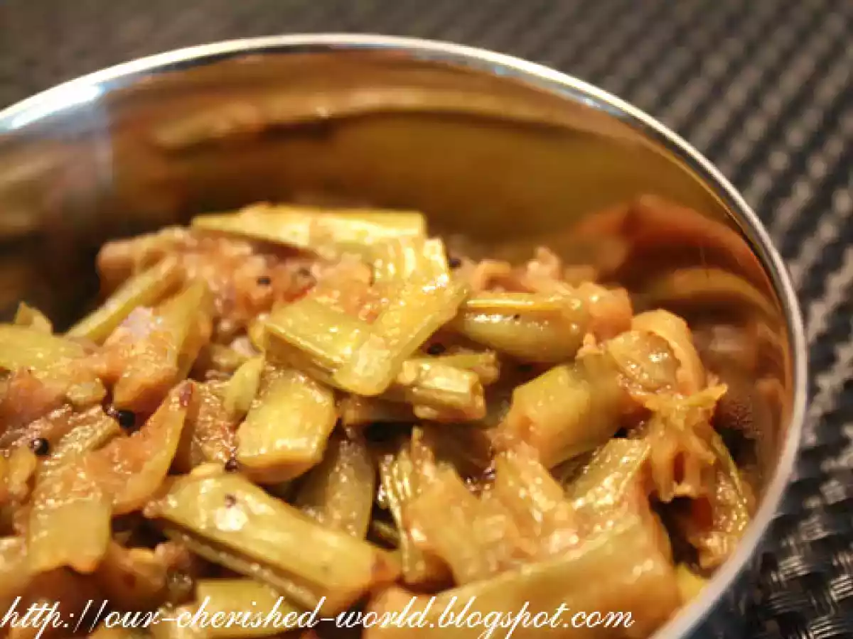 Goru Chikkudu (Guvar) - Mamidikaya Kura / Cluster Beans Raw Mango Curry