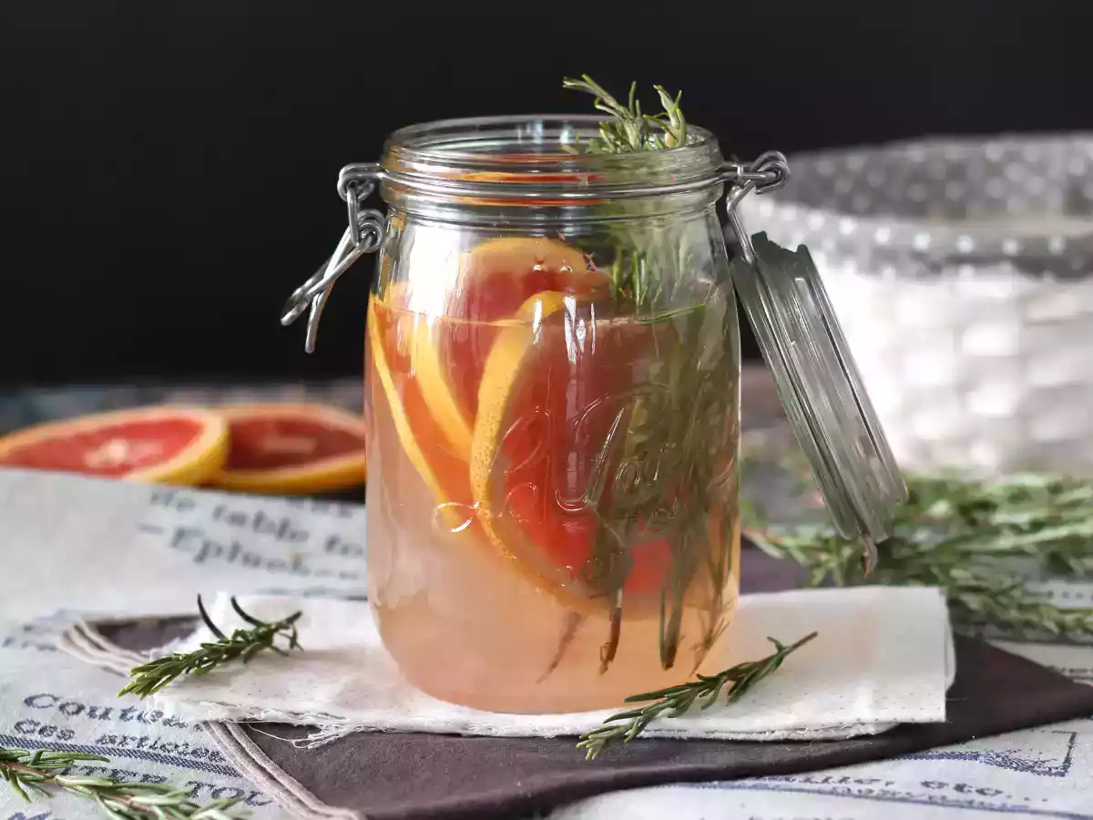 Grapefruit and rosemary flavored water: the detox drink without added sugar