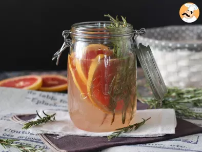 Grapefruit and rosemary flavored water: the detox drink without added sugar