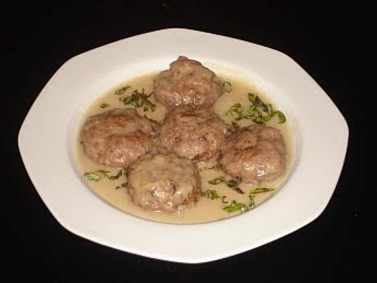 Greek Meatballs In Avgolemono Sauce (Keftedes me Avgolemono)