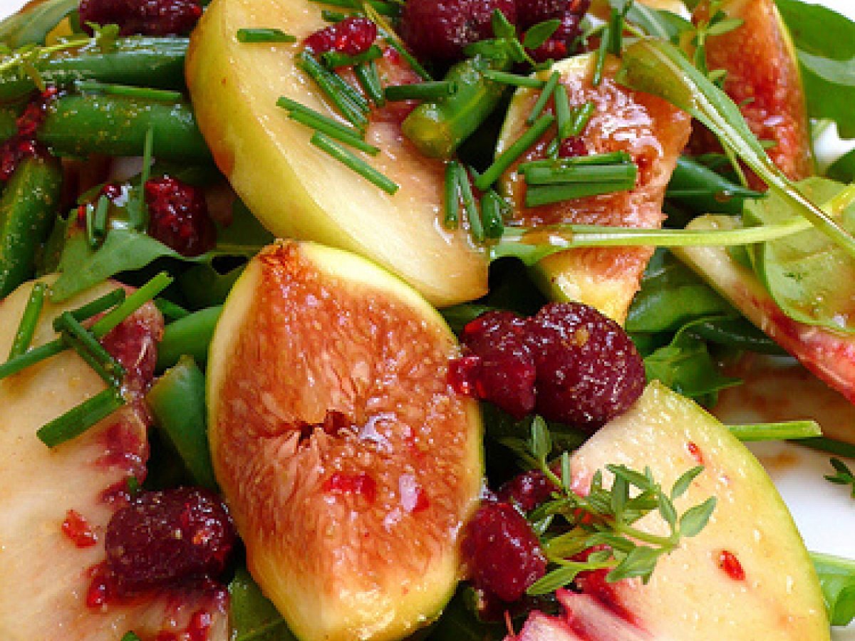 Green bean, rocket, peach and fig salad with a raspberry and balsamic vinegar dressing - photo 2