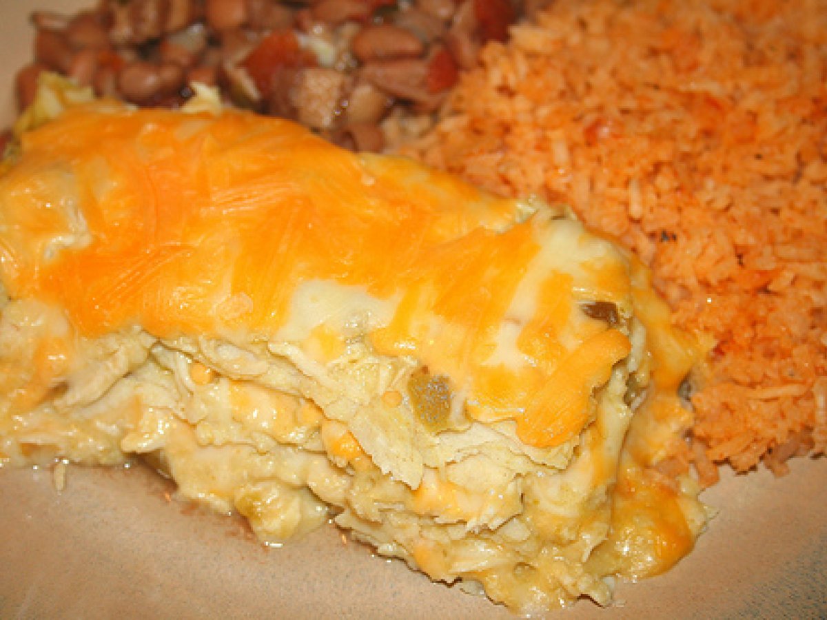 Green chile chicken enchilada casserole - Recipe Petitchef