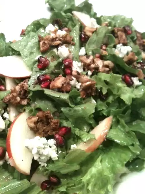 Green lettuce salad recipe with apples and walnuts