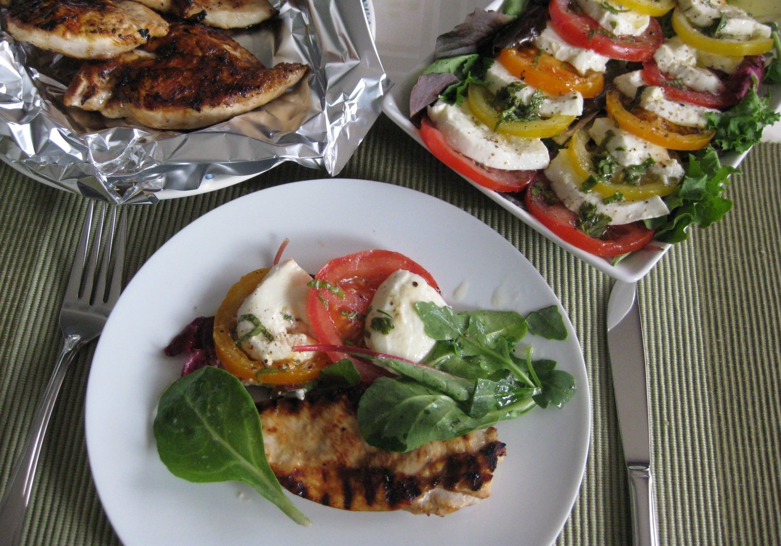 Grilled balsamic chicken and tomato mozzarella salad Recipe Petitchef