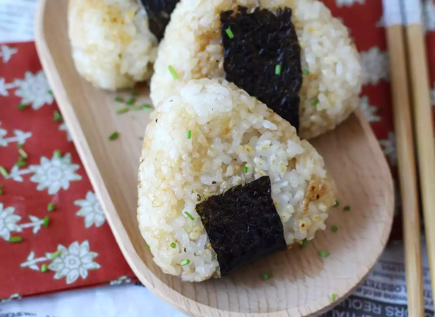 Grilled onigiri topped with melted cheese: you'll devour them!