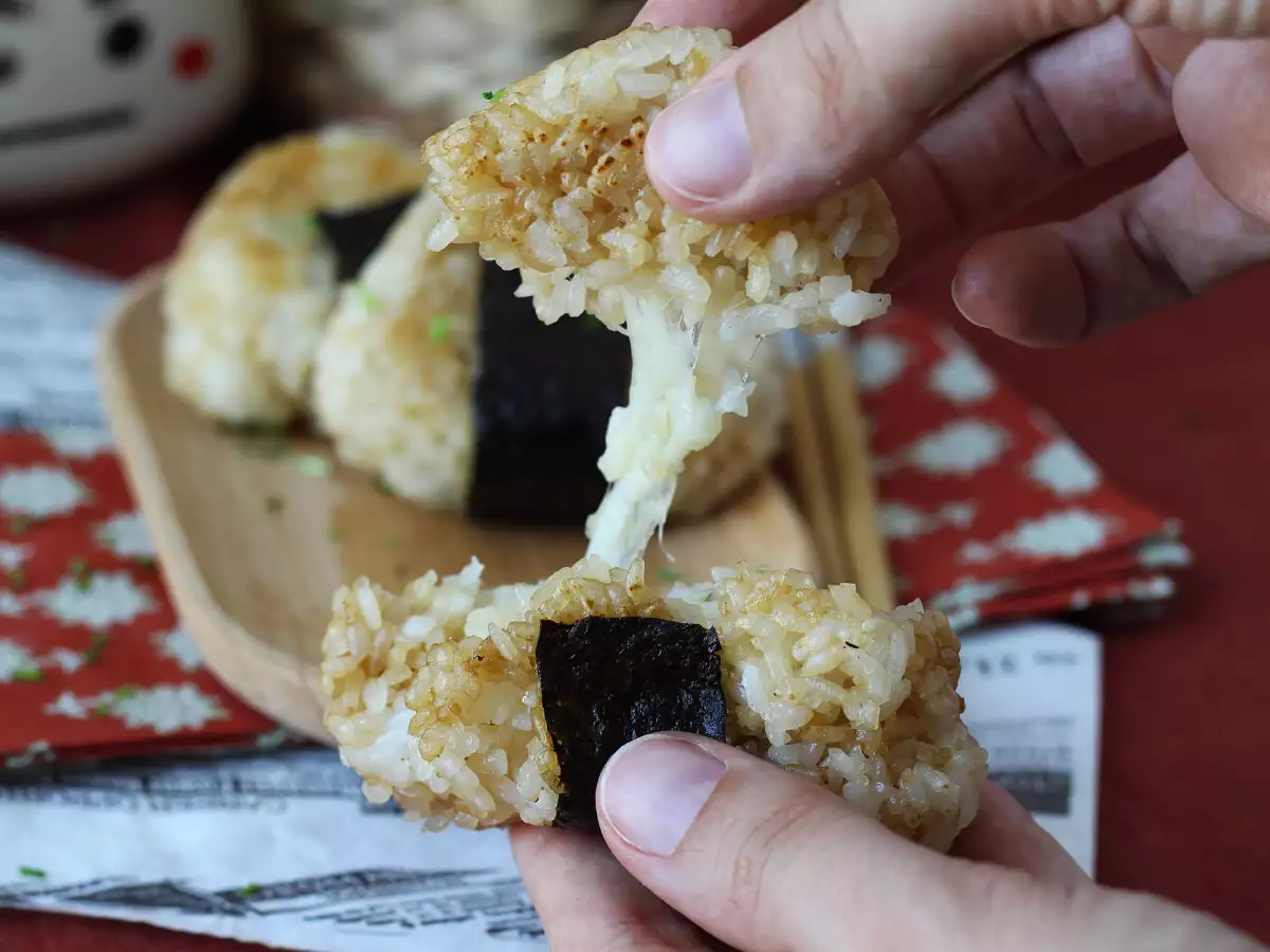 Grilled onigiri topped with melted cheese: you'll devour them! - photo 4
