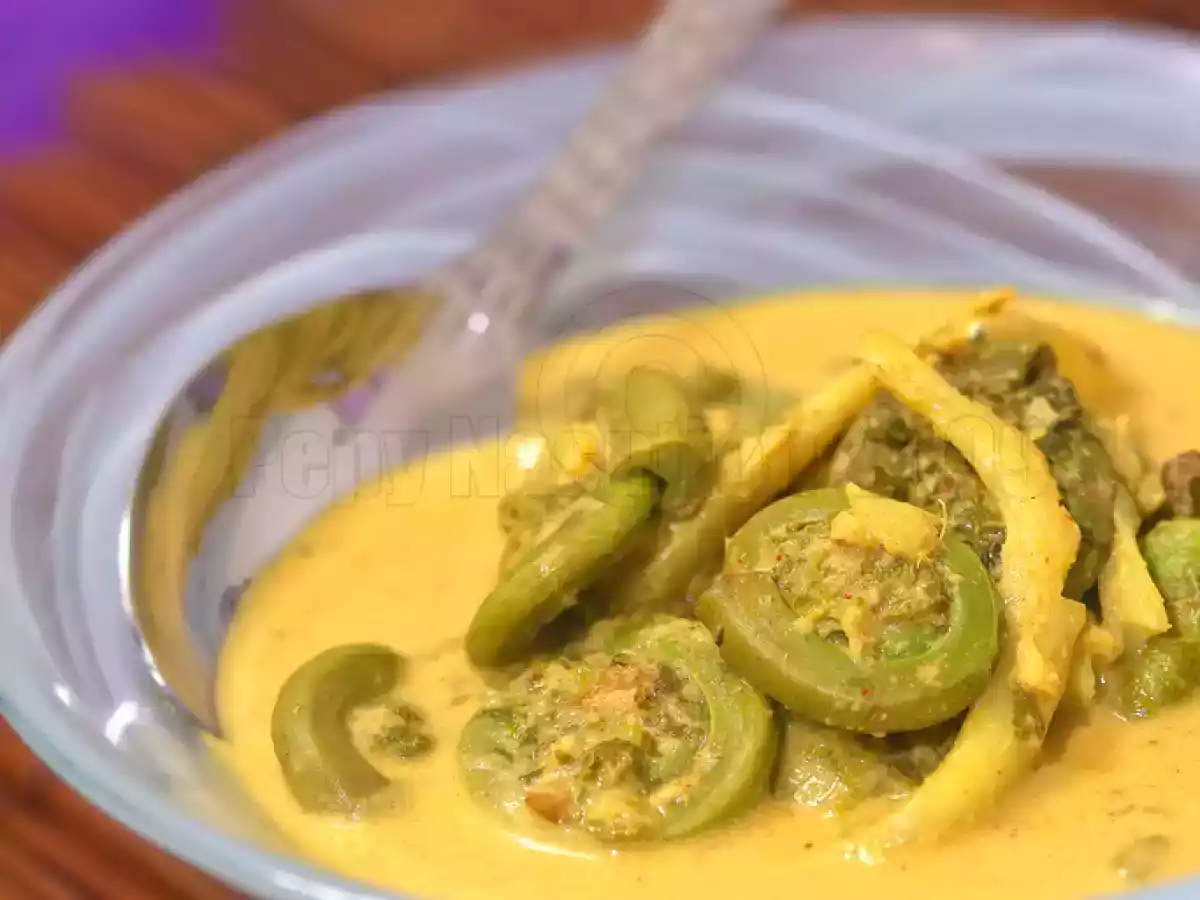 Gulai Paku (Pakis) // Minangese Fiddleheads in Spiced Coconut Sauce