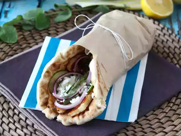 Recipe Gyros with halloumi, a vegetarian version of the greek sandwich!