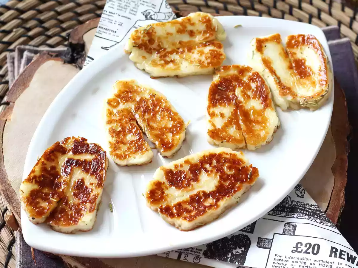 Halloumi pan-fried sweet and sour with honey and rosemary
