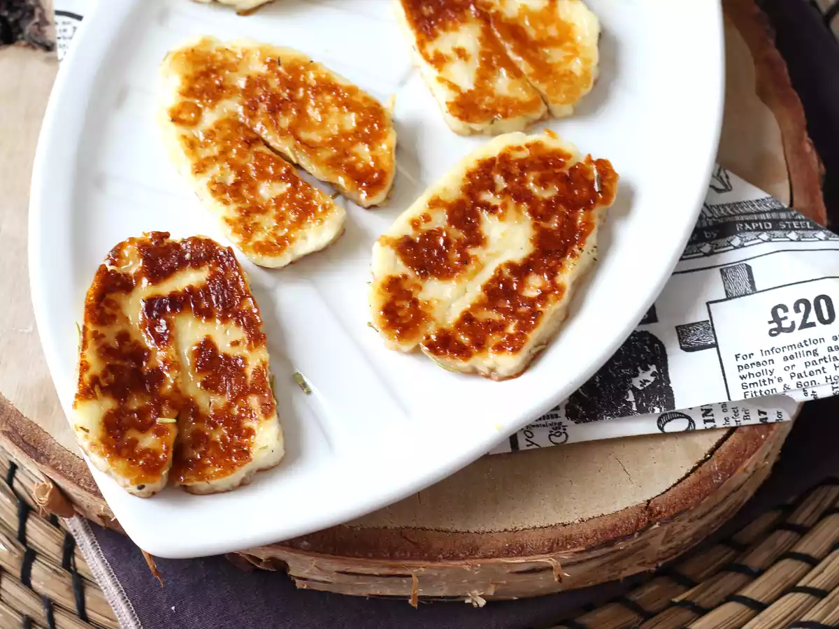 Halloumi pan-fried sweet and sour with honey and rosemary - photo 2