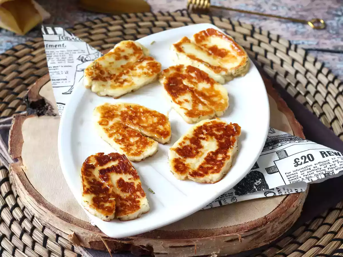 Halloumi pan-fried sweet and sour with honey and rosemary - photo 3