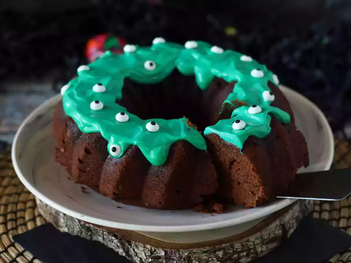 Halloween bundt cake