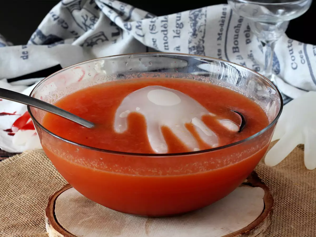 Halloween cocktail with its hand-shaped ice cube – easy tutorial!