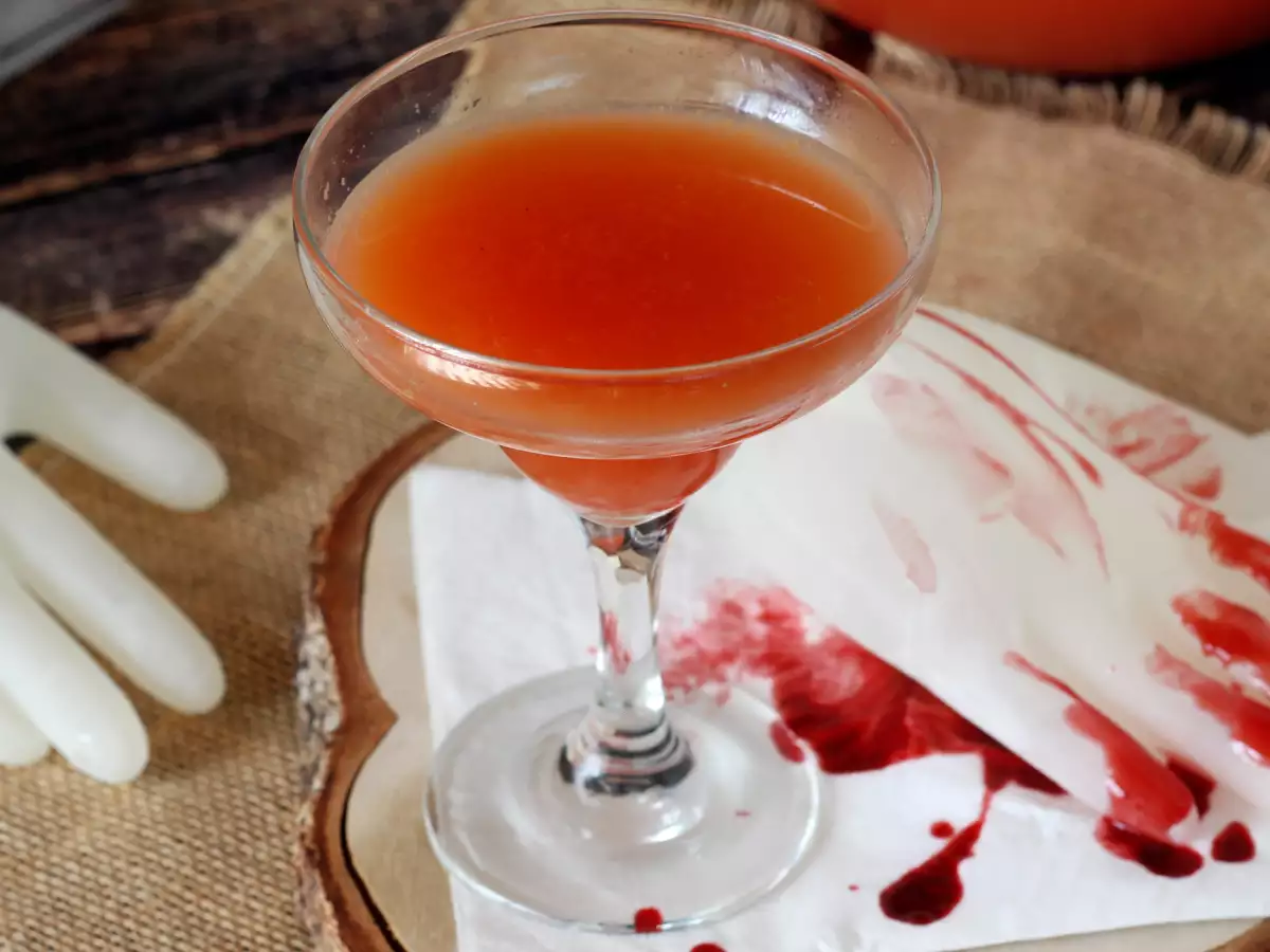 Halloween cocktail with its hand-shaped ice cube – easy tutorial! - photo 2