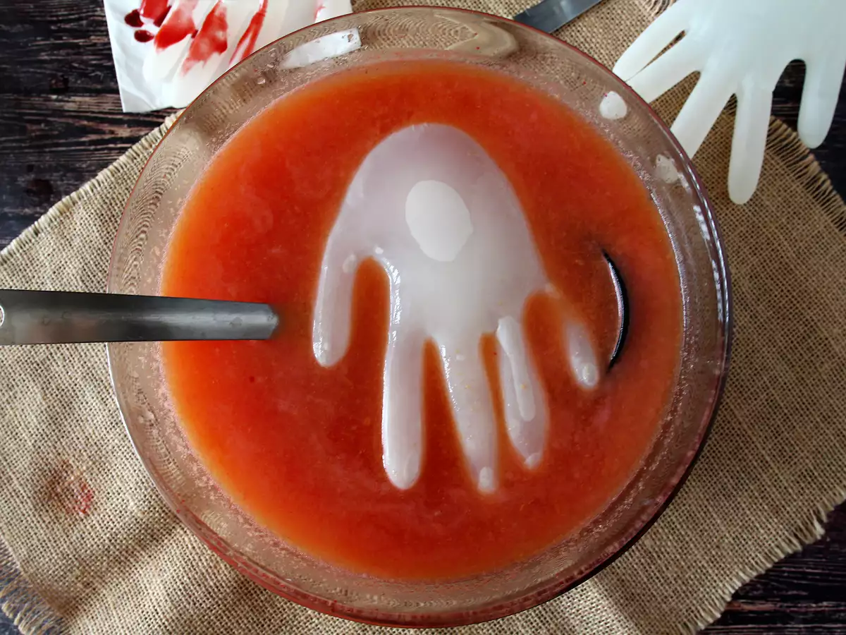 Halloween cocktail with its hand-shaped ice cube – easy tutorial! - photo 3
