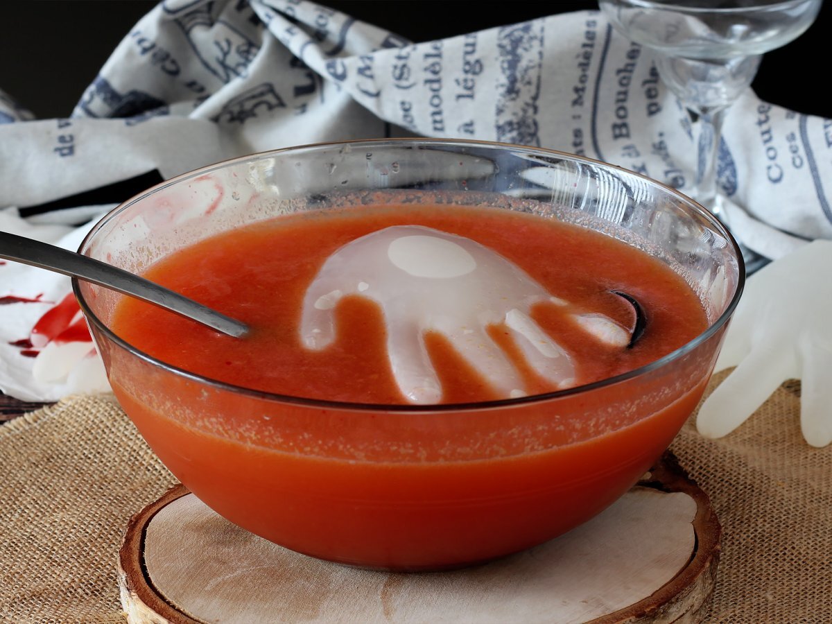 Halloween cocktail with spooky hand ice cube - with video tutorial !