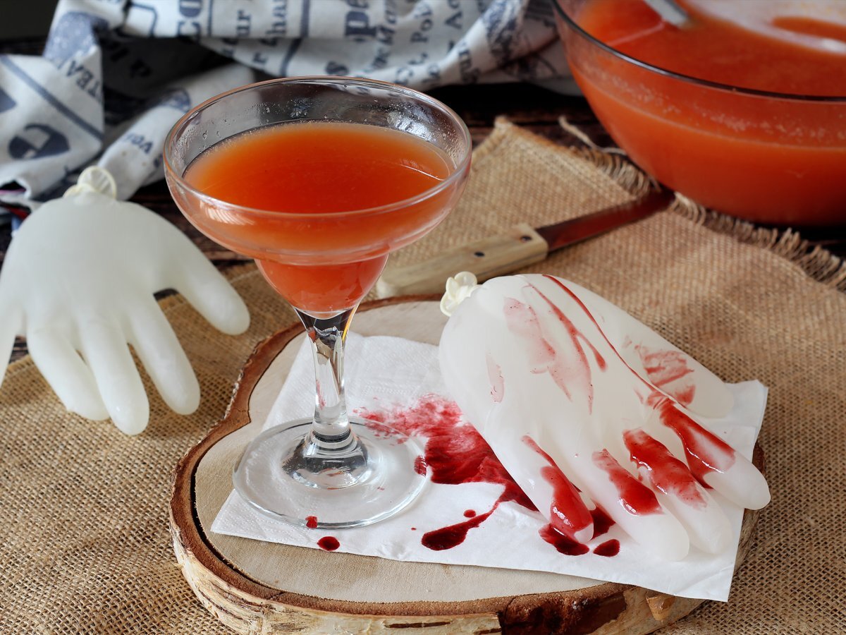 Halloween cocktail with spooky hand ice cube - with video tutorial ! - photo 4