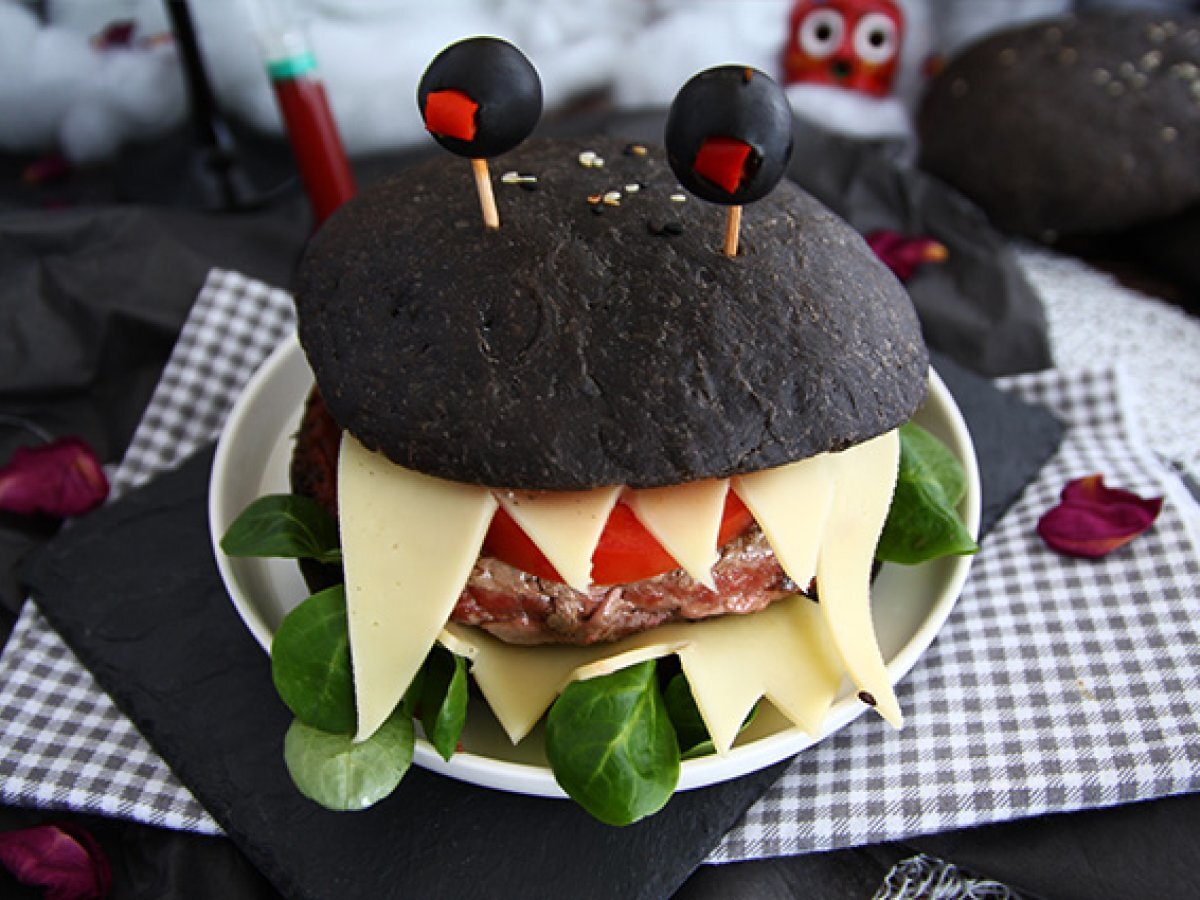 Halloween monster burger - photo 4