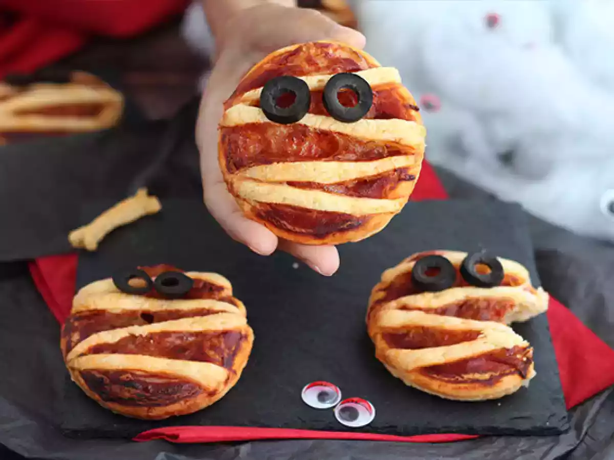 Halloween pizza mummies