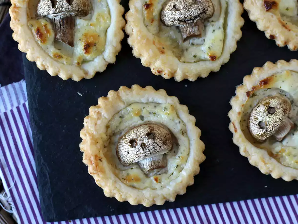 Halloween tarts with mushrooms and garlic-herb cheese - photo 3