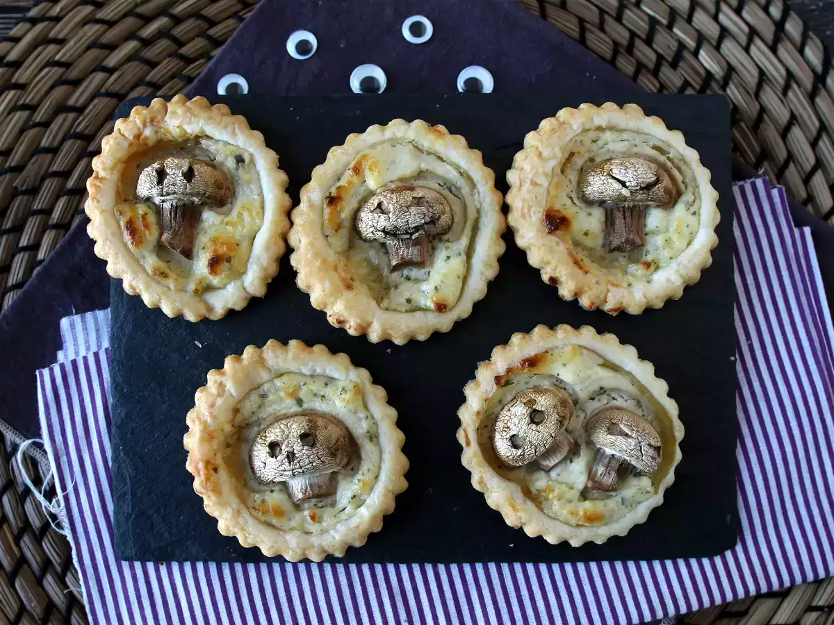 Halloween tarts with mushrooms and garlic-herb cheese - photo 4