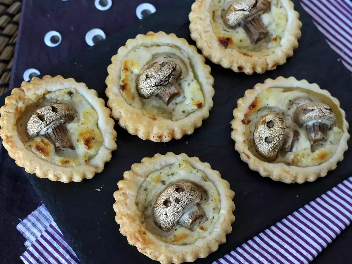 Halloween tarts with mushrooms and garlic-herb cheese - photo 5