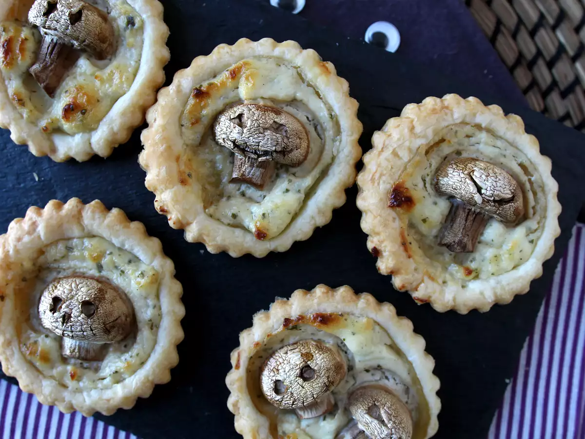 Halloween tarts with mushrooms and garlic-herb cheese - photo 6