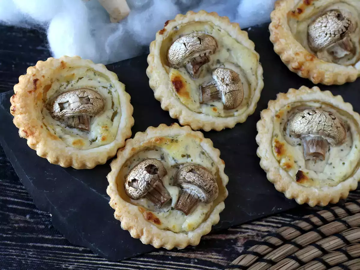 Halloween tarts with mushrooms and garlic-herb cheese - photo 7