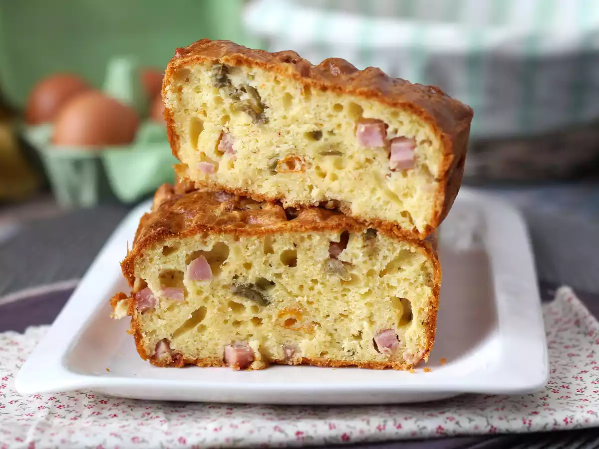 Ham, olive and sun-dried tomato cake with skyr