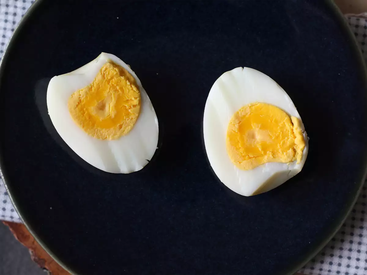 Hard-boiled eggs cooked in the air fryer - photo 2