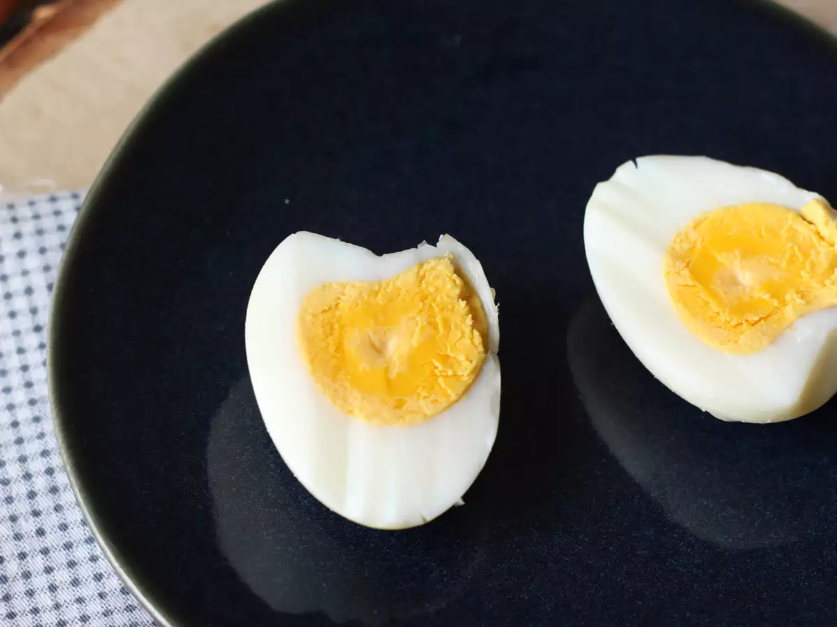 Hard-boiled eggs cooked in the air fryer - photo 4