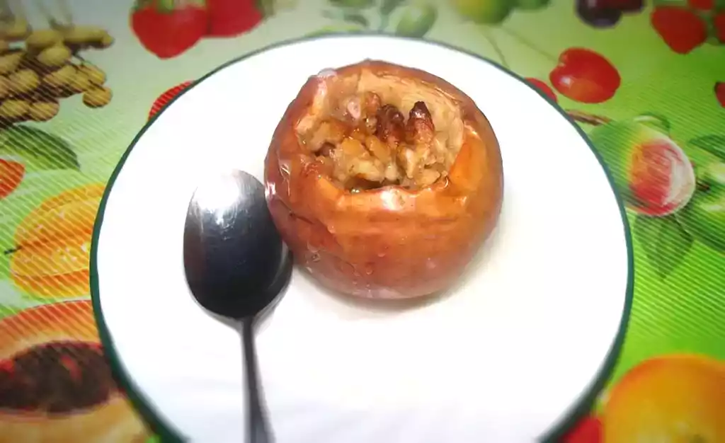 Baked apples with walnuts, honey, cinnamon recipe
