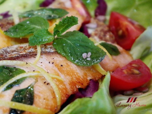 Healthy Pan-seared Salmon Salad with Himalayan Crystal Salt