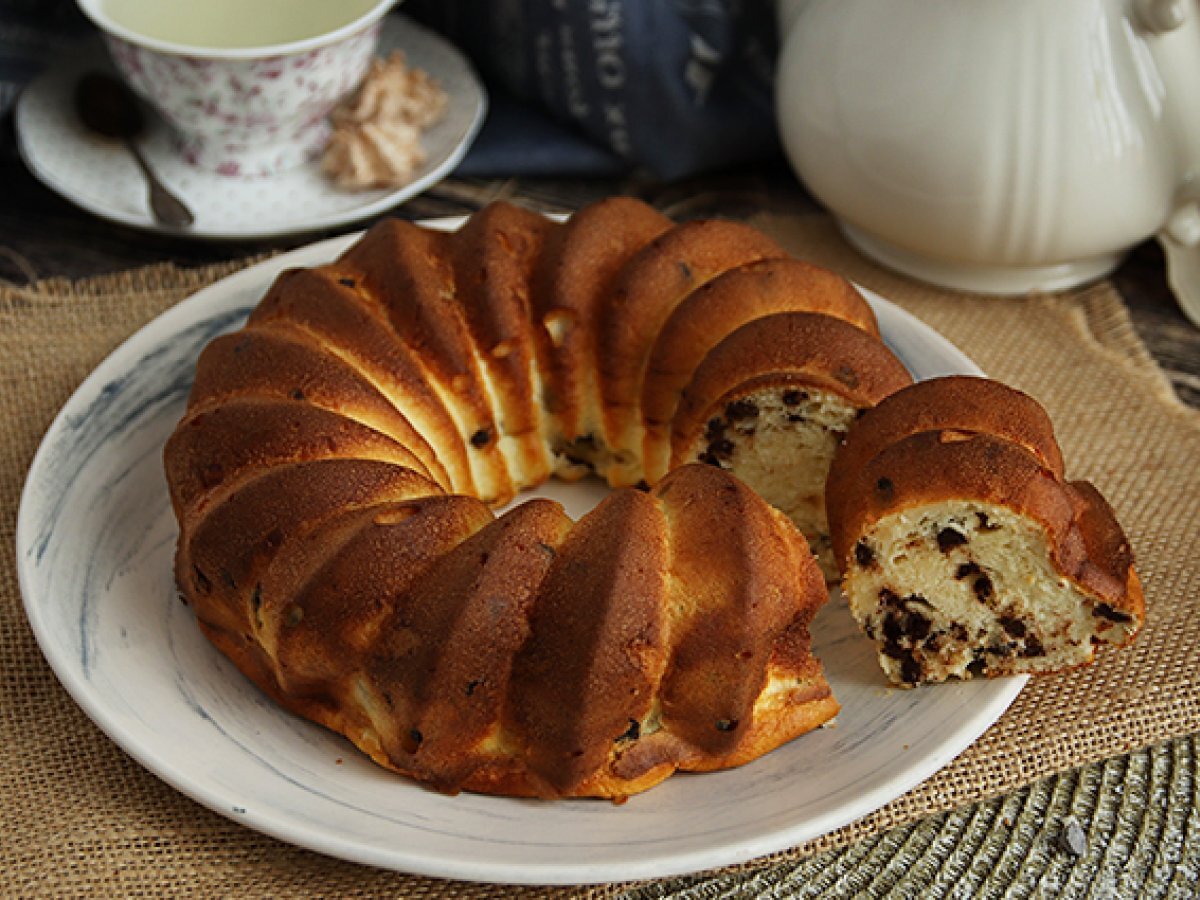 Healthy skyr cake with chocolate chips