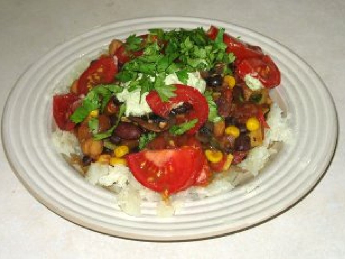 Hearty vegetable chili plus baked potato bar - Recipe Petitchef