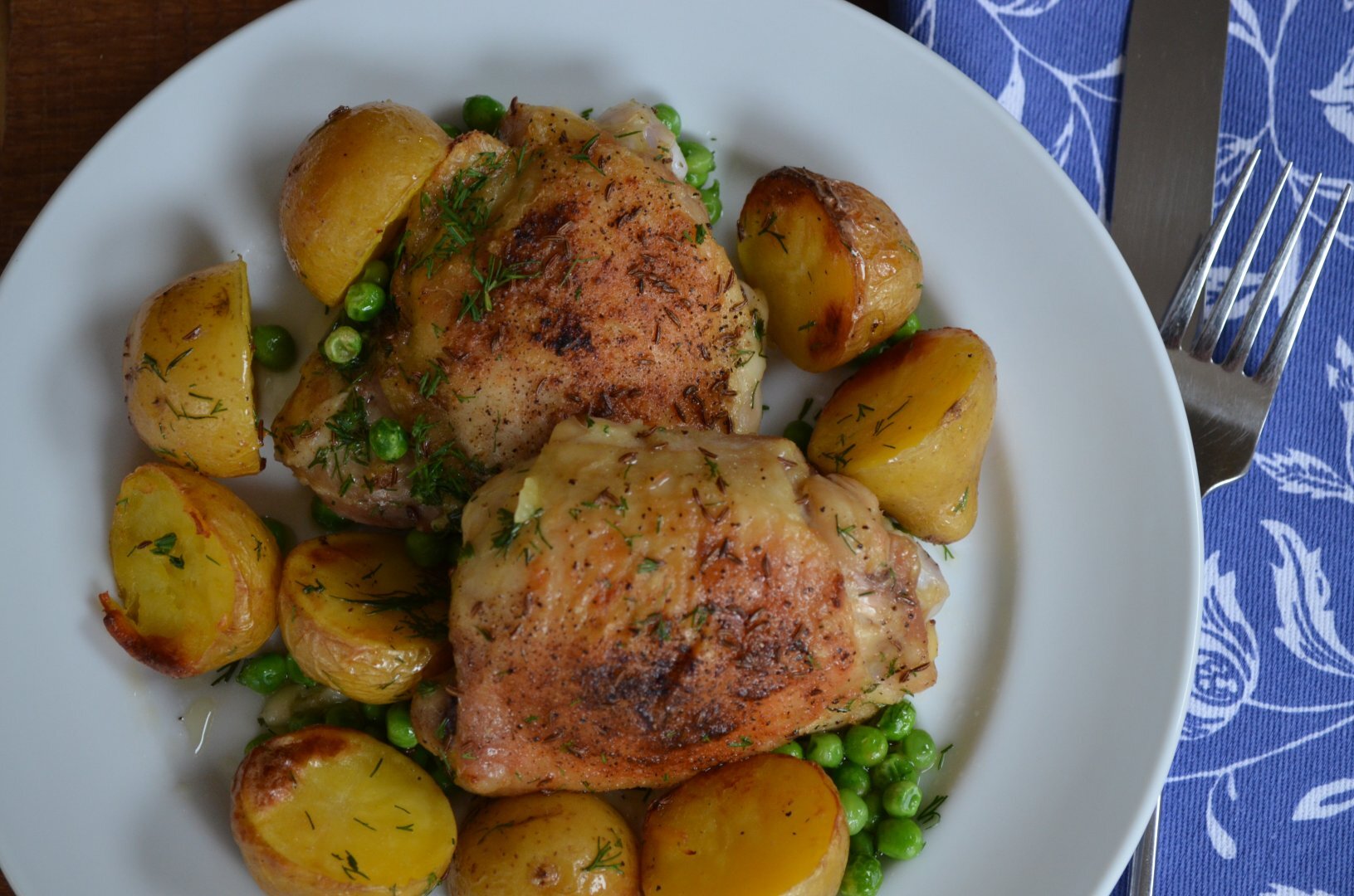 Herb roasted chicken thighs wth potatoes and green peas, Recipe Petitchef
