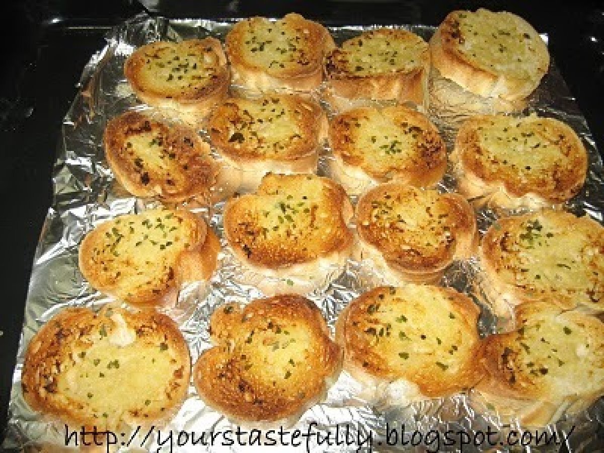 Home made garlic bread (never been so easy)