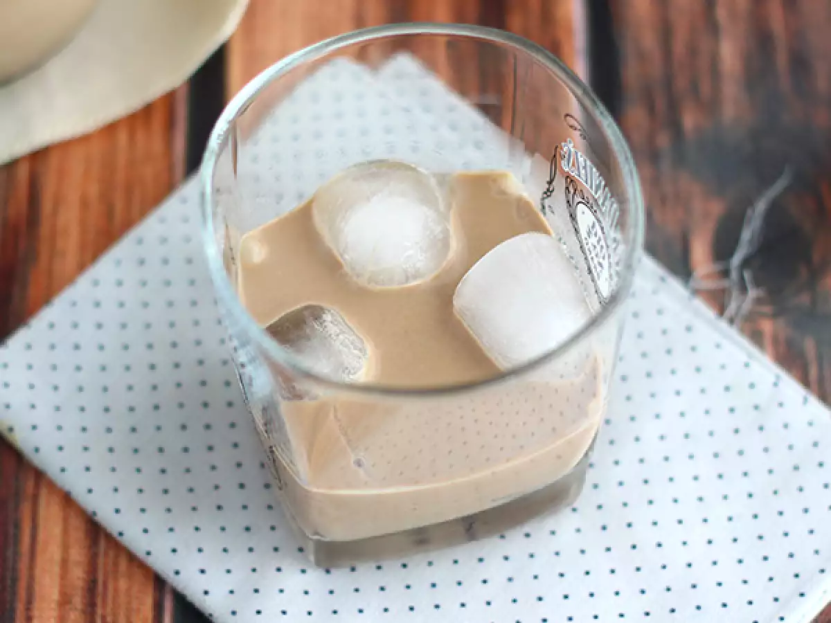 Homemade Baileys: Irish whiskey liqueur - photo 2