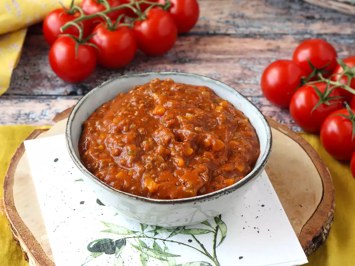 Homemade bolognese sauce - ragù alla bolognese - photo 4